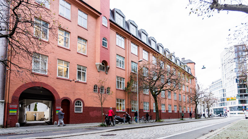 På Metis videregående vil du møte dyktige og engasjerte faglærere, som er opptatt av din læring, samtidig som de stiller store krav til deg når det gjelder innsats, aktiv deltakelse og medvirkning.