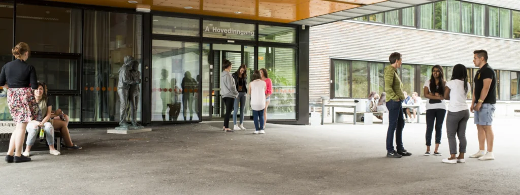 Skulen ligg vakkert plassert ved foten av Lyderhorn, sentralt i Bergen vest, og med gode busstilbod til Askøy, Sotra og Bergen.