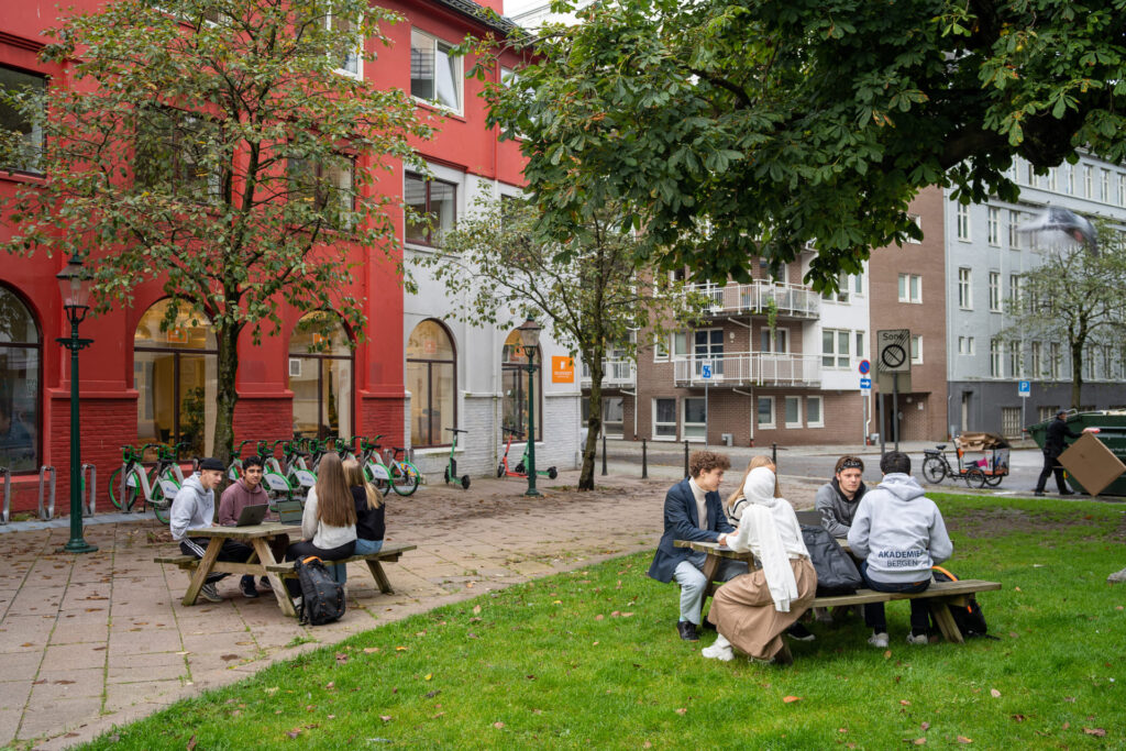Akademiet videregående har sentral beliggenhet midt i Bergen sentrum. Vi tilbyr studiespesialisering med realfag eller språk, samfunnsfag og økonomi og påbygging til generell studiekompetanse.