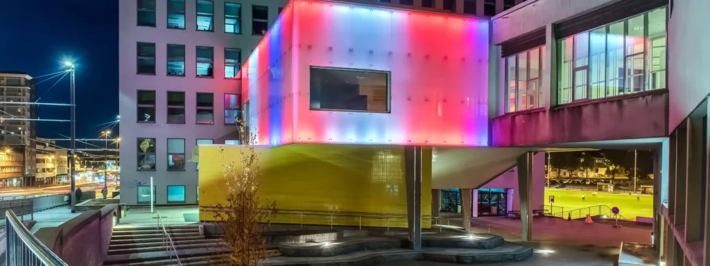 Årstad videregående skule ligg sentralt plassert på Danmarksplass, tre bybanestopp frå sentrum. Årstad er blant dei største videregåande skulane i Vestland med 23 ulike studietilbod.