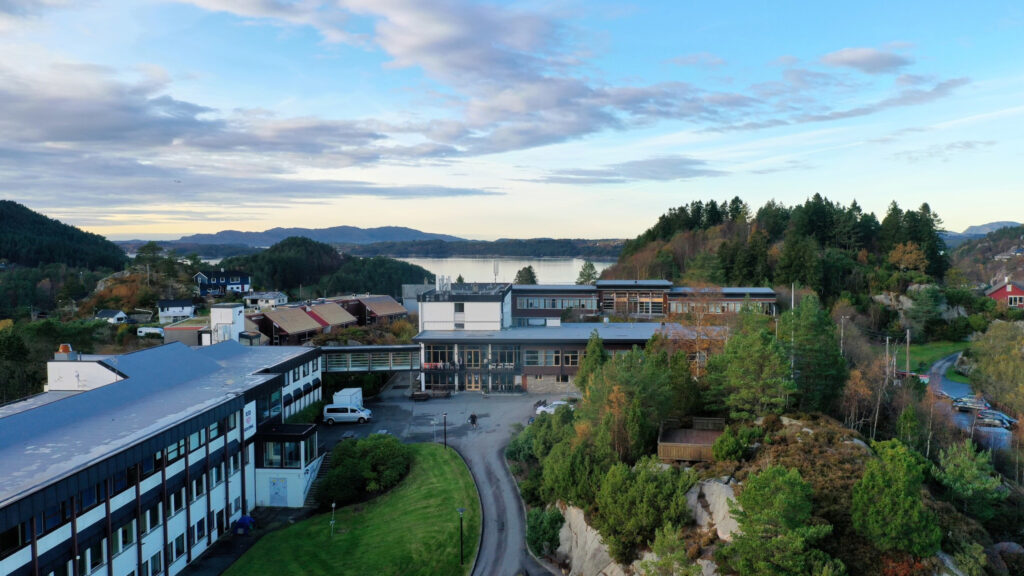 Vi tilbyr særskilt tilrettelagt opplæring og et tverrfaglig støtteapparat med erfarne ansatte som hjelper deg med å fullføre utdanningen. Utdanningen kvalifiserer deg for arbeidsliv eller videre studier.