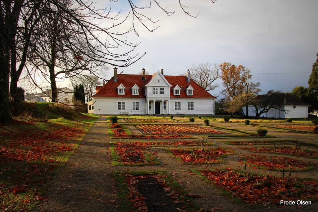 På Stend har det vore skuledrift sidan 1866. Gardsbruket er i dag på vel 2.000 dekar, der ca 1.200 dekar er produktiv skog. Garden er soleis ein av dei største jordbrukseigedomane i fylket.