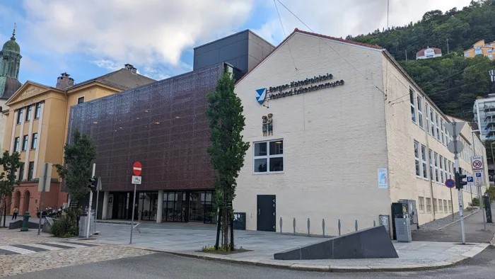 13. februar har me open dag for elevar som er nysgjerrige på skolen vår. Utdanningstilboda våre er: Studiespesialisering, International Baccalaureate Diploma Programme, Innføringskurs for minoritetsspråklege.